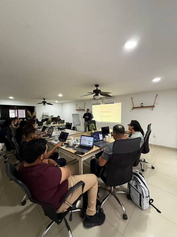 Participantes trabajando con IA